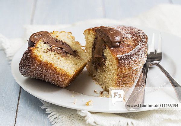 Donut-Muffin mit Schokoladencreme  angeschnitten