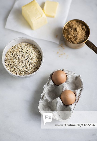 Backzutaten: Butter  Haferflocken  Eier und brauner Rohrzucker