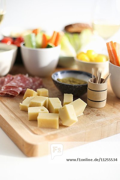 Snack-Platte mit Käse  Wurst und Gemüse