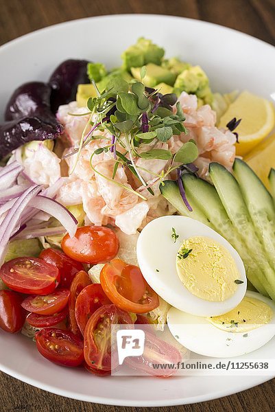 Gemüsesalat mit Shrimps und hartgekochten Eiern