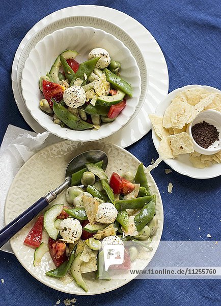 Fatoush-Salat mit Bohnen  Tomaten  Gurken  Labneh und Fladenbrot