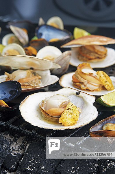 Gegrillte Muscheln mit Limetten-Knoblauchbutter auf Grillrost
