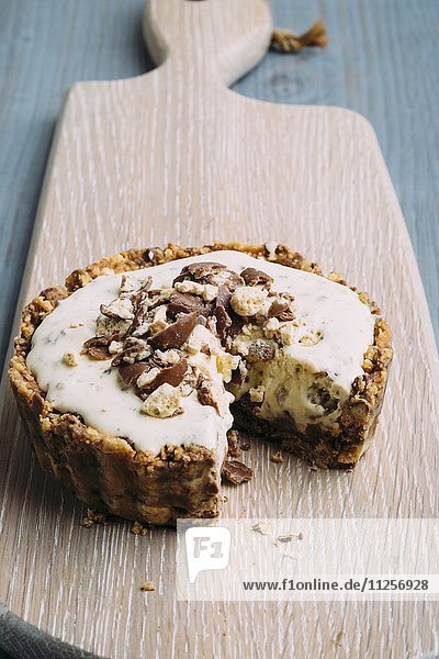 Keks-Pies mit Malted Milk  Karamell  Eiscreme und Maltesers