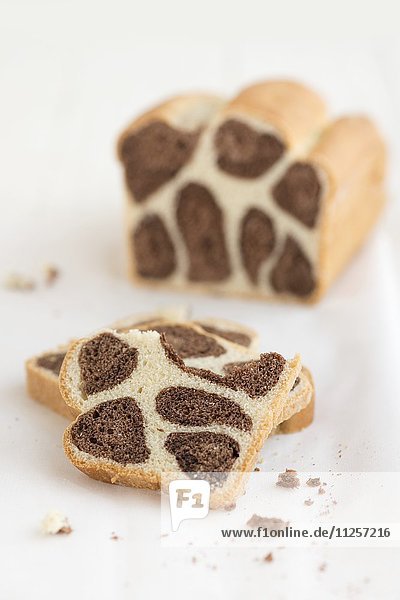 Kastenkuchen mit Leopardenmuster angeschnitten