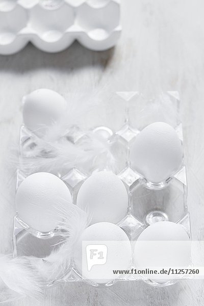 Weisse Eier im durchsichtigen Eierbehälter