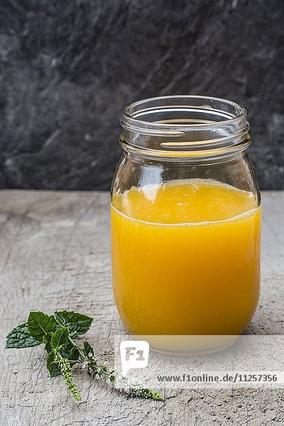 Orangensaft in Schraubglas