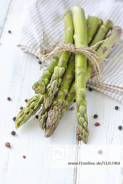 Grüner Spargel, gebündelt, auf Tuch