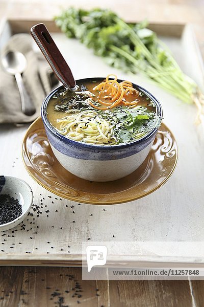Misosuppe mit Rohkost und Koriandergrün (Asien)