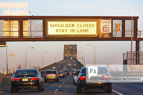 USA  New Jersey  Jersey City  Verkehr am Eingang zur Brücke