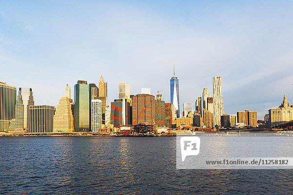 USA  New York State  New York City  Manhattan  Stadtpanorama über East River gesehen