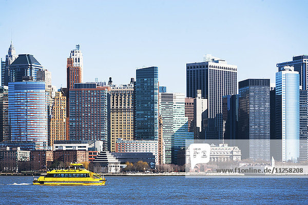 USA  New York State  New York City  Manhattan  Stadtpanorama mit vorbeifahrendem Wassertaxi