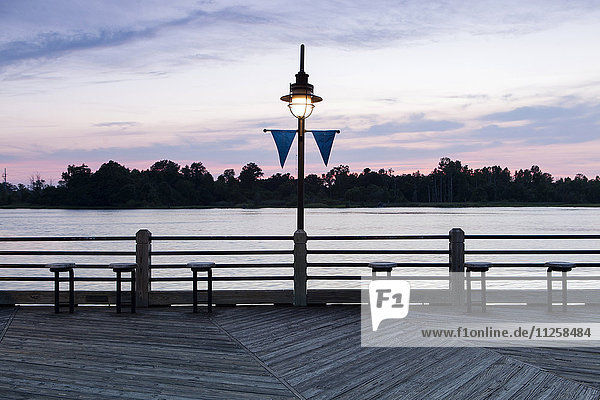 USA  North Carolina  Wilmington  Flussufer bei Sonnenuntergang