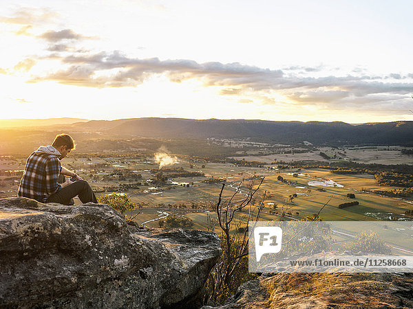Australien  New South Wales  Mann mit Blick auf den Mount York