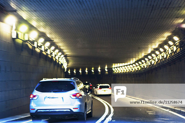USA  New York  New York City  Manhattan  Autos fahren im Tunnel