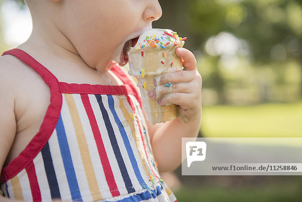 Kleines Mädchen (18-23 Monate) isst Eiscreme