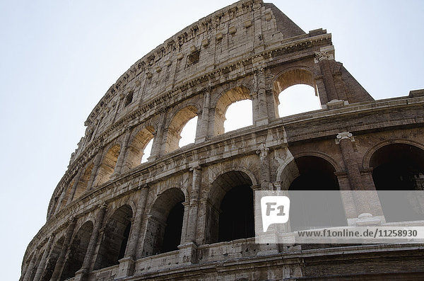 Italien  Rom  Klarer Himmel über dem Kolosseum