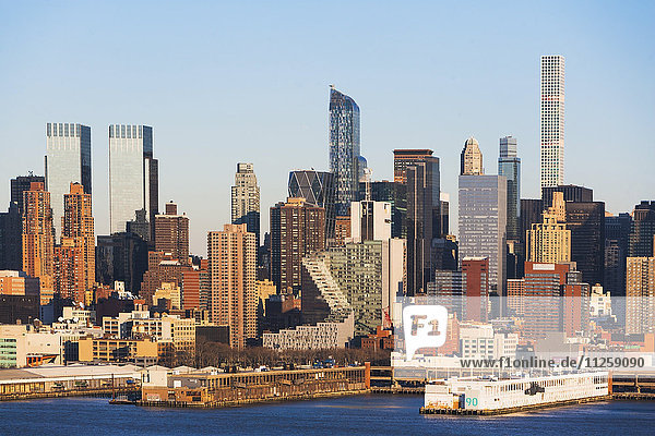 USA  New York State  New York City  Stadtpanorama über den Hudson River gesehen