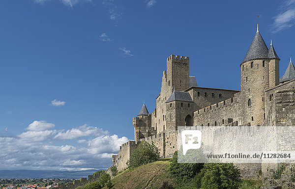 Blauer Himmel über einer Burg in Carcassonne  Languedoc-Roussillon  Frankreich