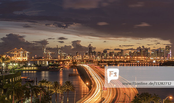 Brücke über das Wasser in Miami  Florida  Vereinigte Staaten