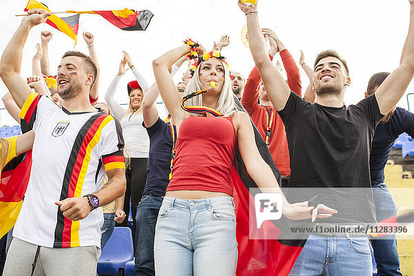 Gruppe von jubelnden deutschen Fußballfans