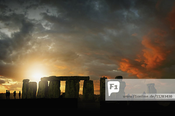 Silhouette von Menschen bei Sonnenuntergang in Stonehenge  England  Vereinigtes Königreich