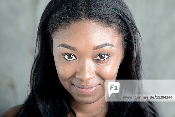 Porträt einer lächelnden schwarzen Frau