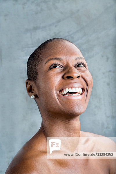 Porträt einer lächelnden schwarzen Frau mit Blick nach oben
