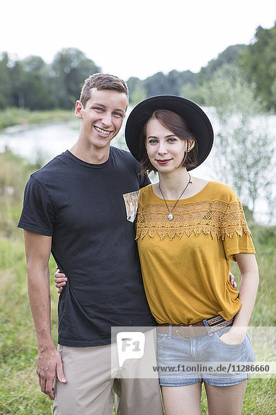 Porträt eines glücklichen Paares am Flussufer