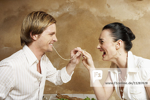 Ehepaar isst Pasta