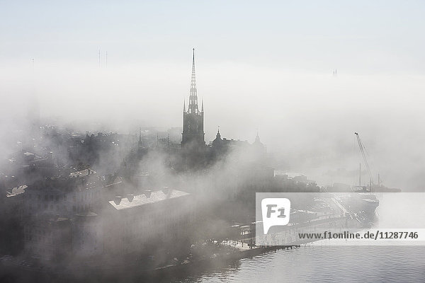Stadt auf See im Nebel