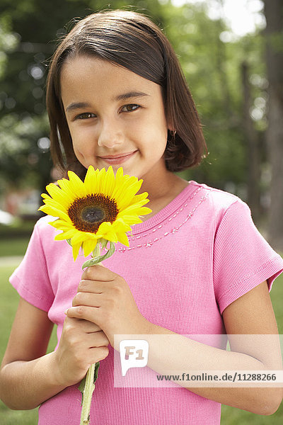 Porträt eines Mädchens mit Sonnenblume