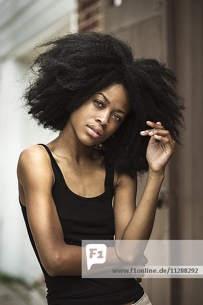 Porträt einer jungen Frau mit Afro-Haar