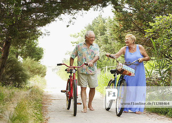 Ehepaar mit Fahrrädern