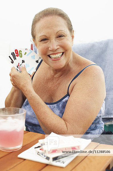 Porträt einer Frau  die Karten spielt