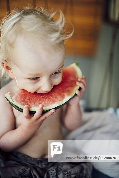 Junge isst Wassermelone