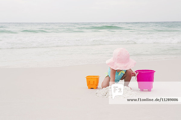 Kleinkind Mädchen spielt mit Schaufel und Eimer in Sand am Strand  Destin  Florida  USA