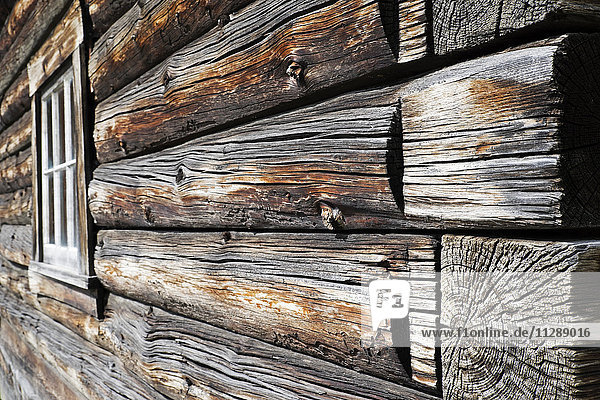 Nahaufnahme von verwitterten Baumstämmen an einem traditionellen Holzgebäude in Barkerville Historic Town in British Columbia  Kanada