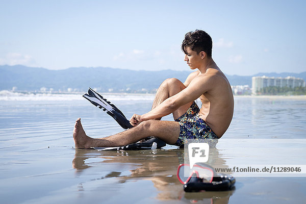 Mexiko  Nuevo Vallarta  Riviera Nayarit  junger Mann beim Schnorcheln am Strand
