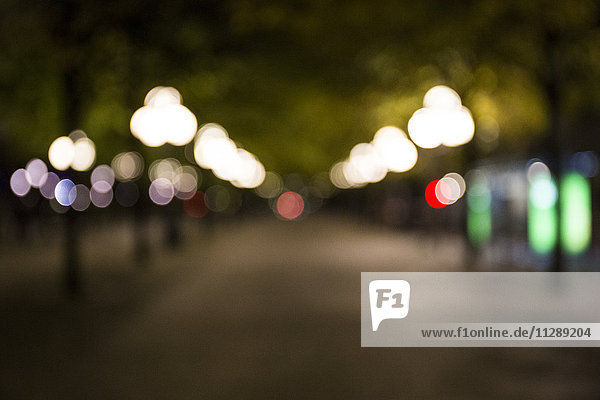 Unfokussierte Straße mit Beleuchtung bei Nacht
