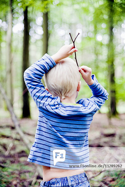 Ein Junge im Wald