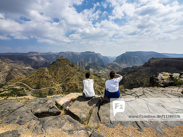 Oman  Jabal Akhdar  Zwei Frauen mit Blick auf die Berge