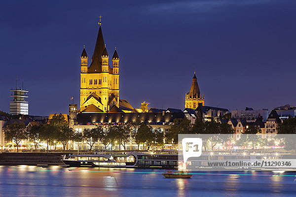 Deutschland  Köln  Blick auf die Altstadt mit Gross Sankt Martin und Rathaus bei Nacht