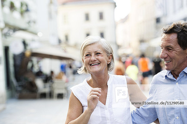 Glückliches Seniorenpaar auf Städtereise