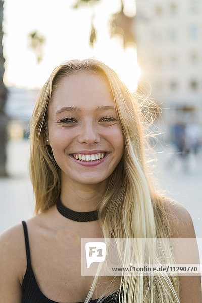 Porträt einer glücklichen jungen Frau im Freien