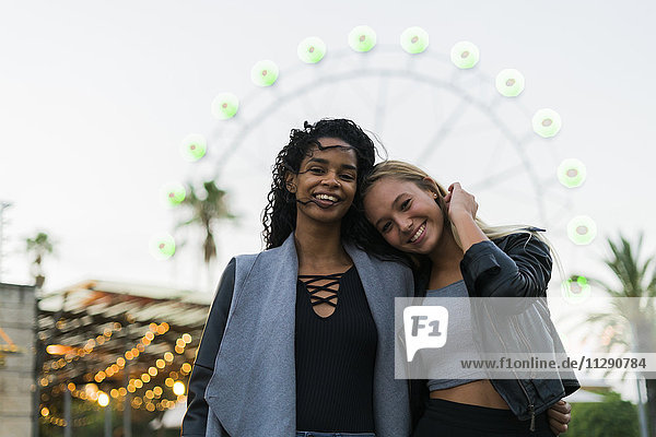 Porträt von zwei glücklichen jungen Frauen auf einem Jahrmarkt