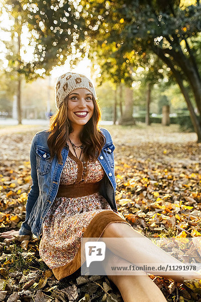 Smiling young woman in a park in autumn