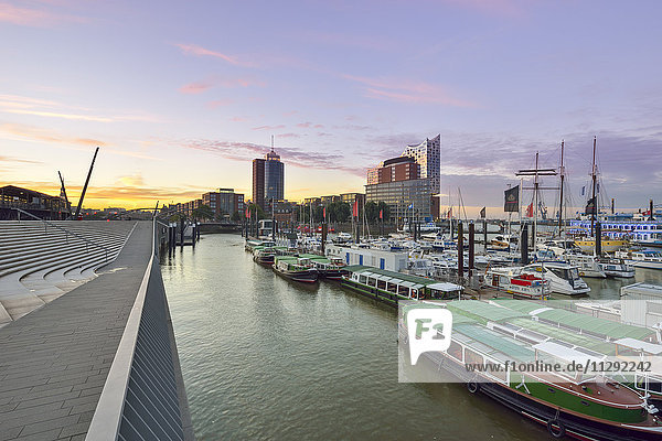 Deutschland  Hamburg  Blick vom Niederhafen auf das Hanseatic Trade Center und die Elbphilharmonie am Vormittag