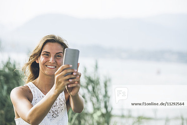 Italien  Gardasee  junge Frau mit einem Selfie