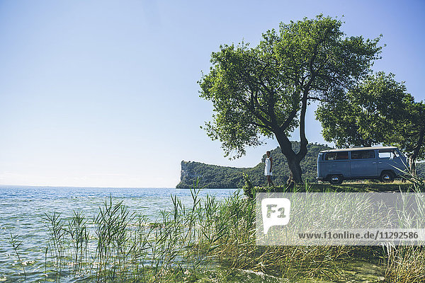 Italien  Gardasee  Frau mit Campingbus am Seeufer