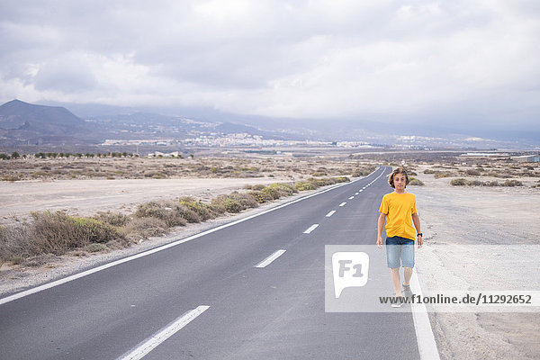Spanien  Teneriffa  Junge geht auf leerer Landstraße